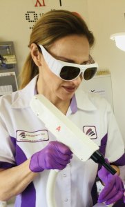 Nicole met laser en laserbril, laserbehandeling PMU